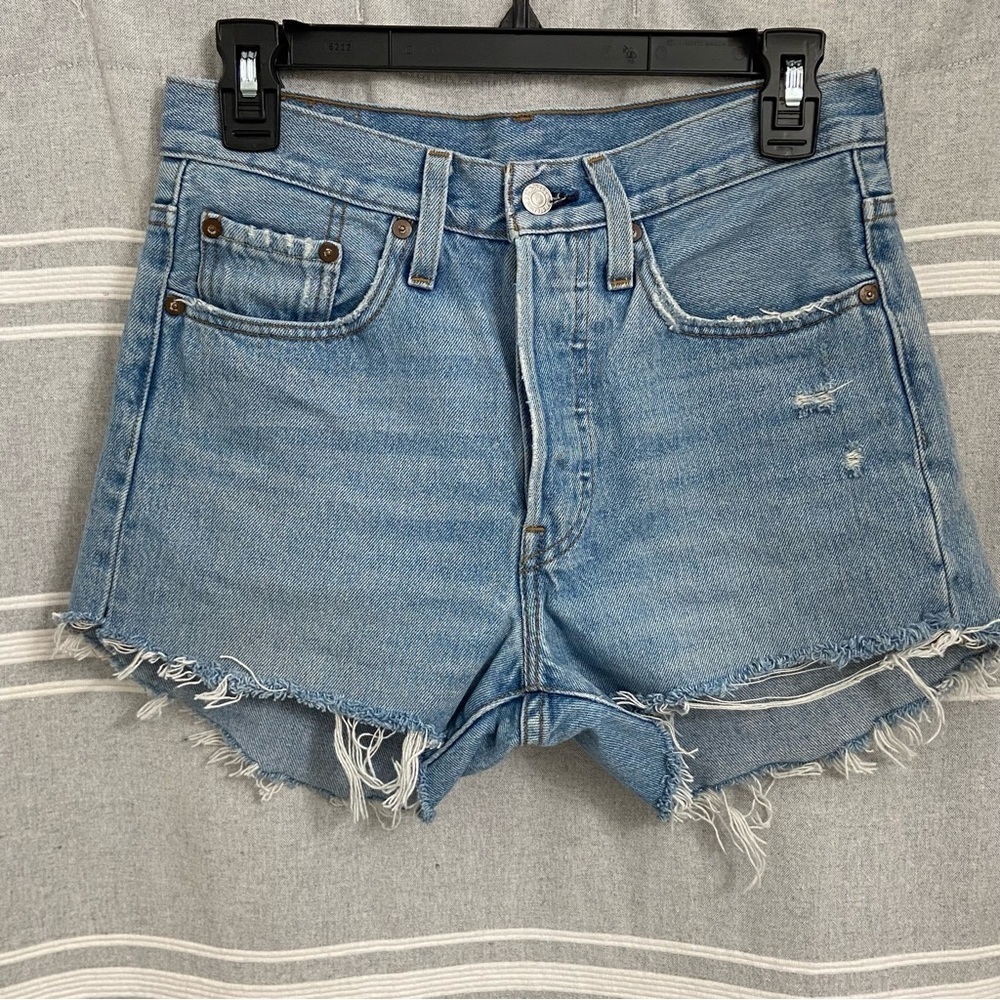 LEVI’S / 501 Medium Washed Cutoff Denim Shorts Size 26